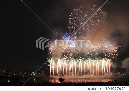 足立の花火:2019年(荒川土手:東京都足立区) 足立の花火:2019年(荒川土手:東京都足立区) 104977093