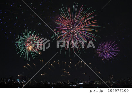 足立の花火：2019年（荒川土手：東京都足立区） 104977100