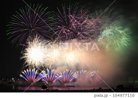 足立の花火：2019年（荒川土手：東京都足立区） 104977110
