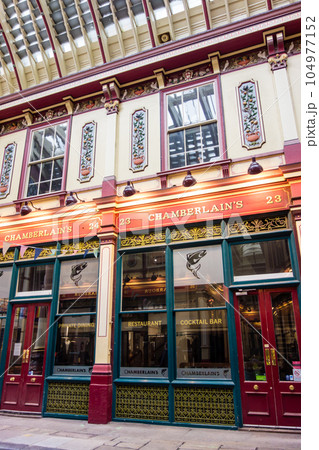 ロンドンのレドンホール・マーケットのアーケードに並ぶ歴史的な建物の店 ロンドンのレドンホール・マーケットのアーケードに並ぶ歴史的な建物の店 104977152