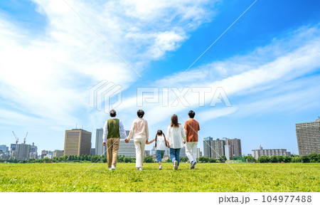 河川敷を散歩する仲良し家族三世代　後ろ姿 104977488