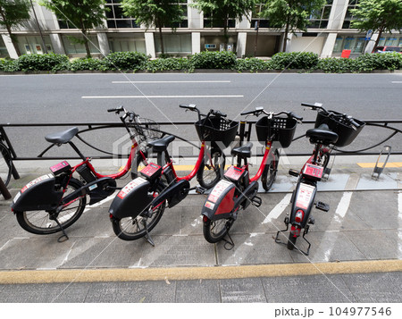 東京・丸の内にある自転車シェアリングのサイクルポート 東京・丸の内にある自転車シェアリングのサイクルポート 104977546