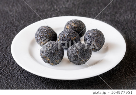 Black truffle mozzarella balls 104977951