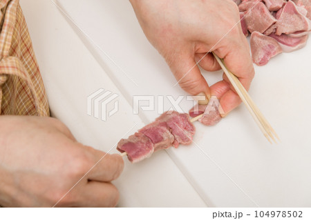 【焼き鳥豚タンの串打ちをする主婦】 【焼き鳥豚タンの串打ちをする主婦】 104978502
