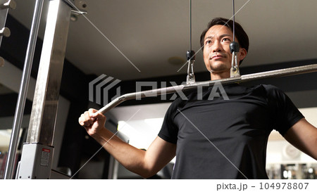 ラットプルマシンでトレーニングをする若い男性 ラットプルマシンでトレーニングをする若い男性 104978807