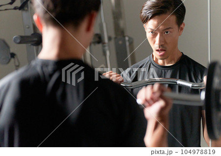 ウエイトトレーニングをする男性 104978819