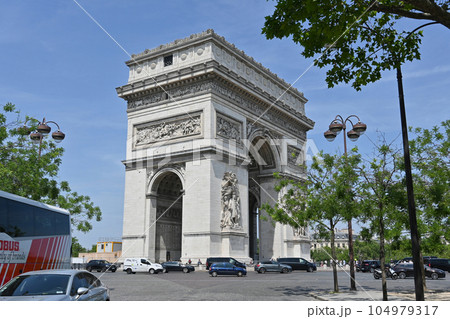 初夏の凱旋門／フランス・パリ 104979317