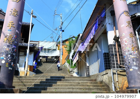 【香川県】早朝の「こんぴらさん」金刀比羅宮(一之坂鳥居) 【香川県】早朝の「こんぴらさん」金刀比羅宮(一之坂鳥居) 104979907