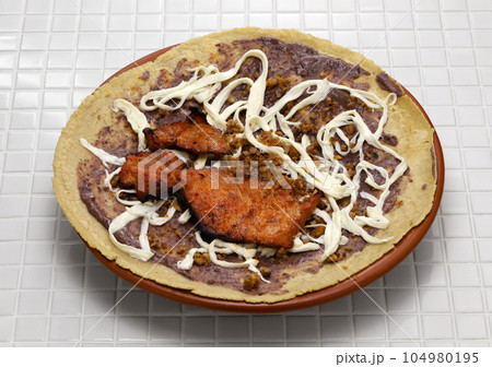 トラユーダ(メキシコ風ピザ) 104980195