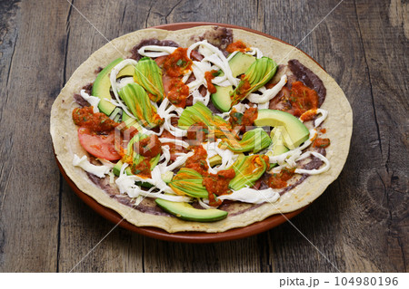 野菜のトラユーダ(メキシコ風ピザ) 104980196