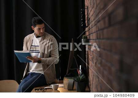 Journalist with notebook at workplace in office 104980409