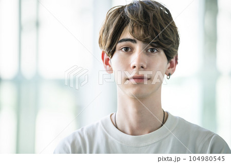 カメラ目線の20代前半の男性　メンズビューティーイメージ　ポートレート 104980545