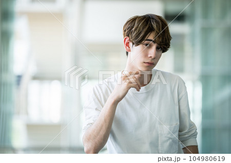 カメラ目線の20代前半の男性　メンズビューティーイメージ　ポートレート 104980619