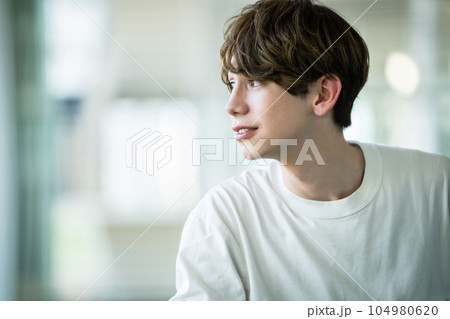 20代前半の男性の横顔 メンズビューティーイメージ ポートレート 20代前半の男性の横顔 メンズビューティーイメージ ポートレート 104980620