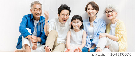 子どもを囲む三世代家族 104980670