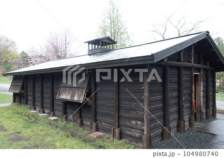 木造倉庫の風景_北海道 104980740