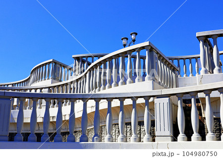 熱海の海岸にあるスカイデッキとレインボーデッキを繋ぐヨーロピアンスタイルの白いバルコニー 熱海の海岸にあるスカイデッキとレインボーデッキを繋ぐヨーロピアンスタイルの白いバルコニー 104980750