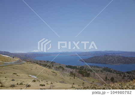 美幌峠から屈斜路湖の景色 美幌峠から屈斜路湖の景色 104980782