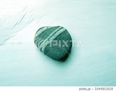 個性的なかたち、模様の海辺の小石を白バックにレイアウトした写真 104981020