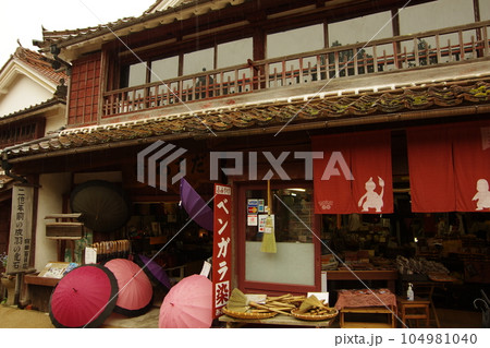 岡山 吹屋 ベンガラ漆喰壁の赤い町並み 104981040