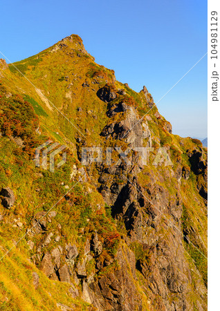 秋の谷川岳・西黒尾根から見る頂上 104981129