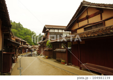 岡山 吹屋 雨の赤い町並み 岡山 吹屋 雨の赤い町並み 104981139
