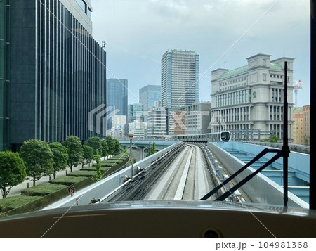 ゆりかもめの先頭車両の窓から眺める風景 104981368