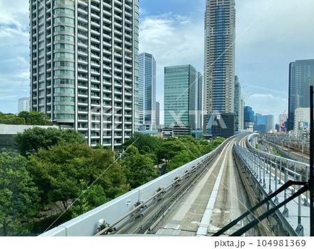 ゆりかもめの先頭車両の窓から眺める風景 ゆりかもめの先頭車両の窓から眺める風景 104981369