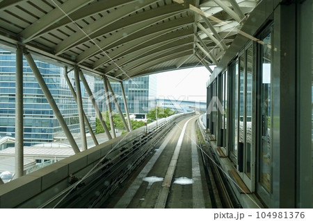 ゆりかもめの先頭車両の窓から眺める風景 104981376