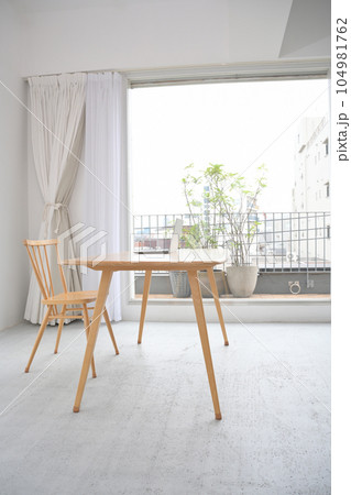 屋内のテーブルに置いてあるノートパソコン 104981762