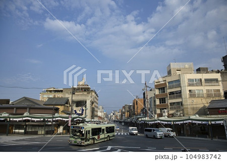 八坂神社 西楼門から見る早朝の四条通 八坂神社 西楼門から見る早朝の四条通 104983742