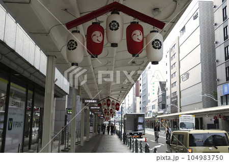 四条烏丸東入ル1(鉾立早朝の歩道 横構図) 四条烏丸東入ル1(鉾立早朝の歩道 横構図) 104983750