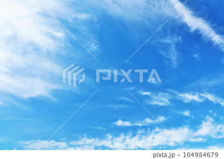 秋の青空と雲 104984679