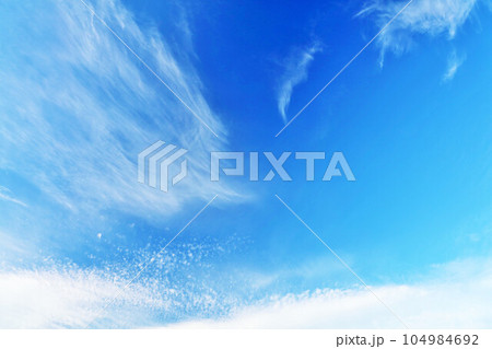 秋の青空と雲 104984692