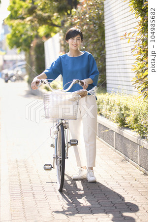 自転車で買いに行く若い女性 104985682