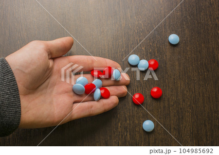 red and blue tablets in hand 104985692