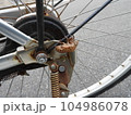 セミの抜け殻と自転車2 104986078