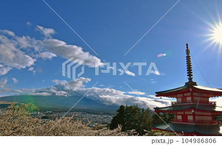 春の富士山 青い空・風にながされる白い雲・新緑・桜 浅間神社の五重塔 春の富士山 青い空・風にながされる白い雲・新緑・桜 浅間神社の五重塔 104986806