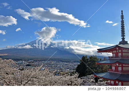 春の富士山 青い空・風にながされる白い雲・新緑・桜 浅間神社の五重塔 春の富士山 青い空・風にながされる白い雲・新緑・桜 浅間神社の五重塔 104986807