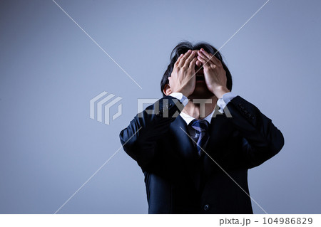 仕事で失敗したビジネスマン 仕事で失敗したビジネスマン 104986829