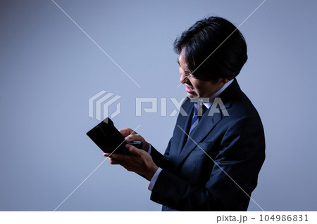 金欠の男性ビジネスマン 104986831