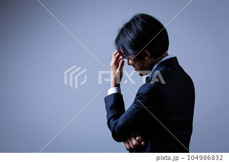 仕事で悩む男性ビジネスマン 仕事で悩む男性ビジネスマン 104986832