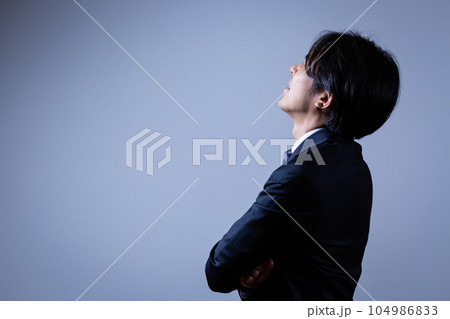 仕事でミスした男性ビジネスマン 仕事でミスした男性ビジネスマン 104986833