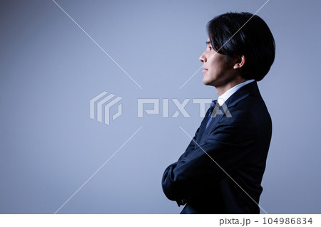 腕組みして考える男性ビジネスマン 腕組みして考える男性ビジネスマン 104986834