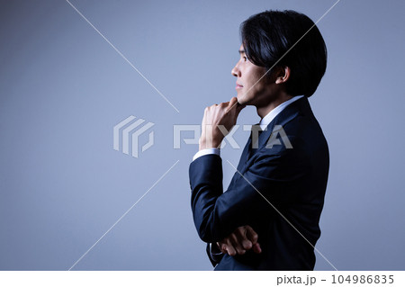 考える男性ビジネスマン 考える男性ビジネスマン 104986835