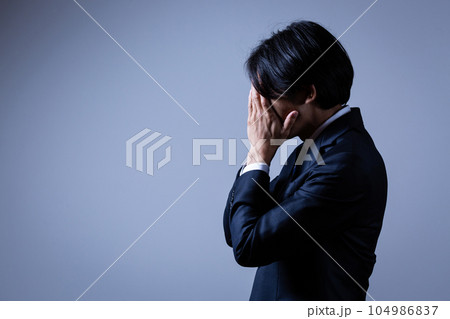 仕事で失敗した男性ビジネスマン 仕事で失敗した男性ビジネスマン 104986837