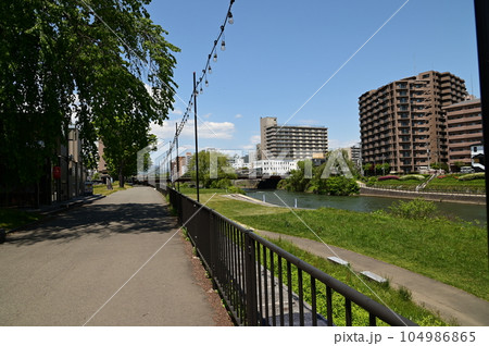 盛岡の春 北上川沿いの風景 盛岡の春 北上川沿いの風景 104986865
