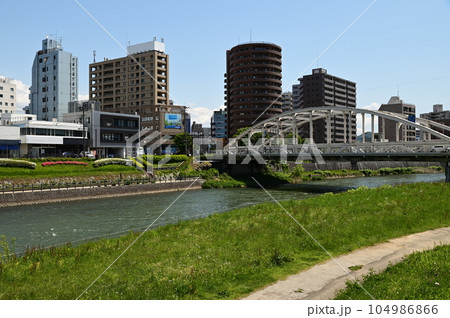 盛岡の春 北上川沿いの風景 盛岡の春 北上川沿いの風景 104986866