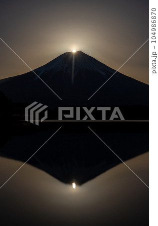 静岡県/ 田貫湖と富士山頂に出現する月（ダブルパール富士・シルエット） 104986870