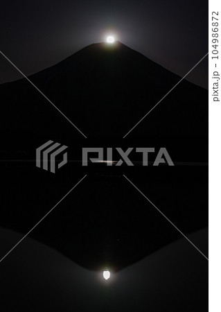 静岡県/ 田貫湖と富士山頂に出現する月(ダブルパール富士・シルエット) 静岡県/ 田貫湖と富士山頂に出現する月(ダブルパール富士・シルエット) 104986872